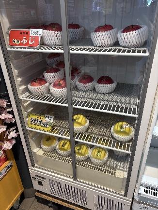 ショーケースにあるりんご