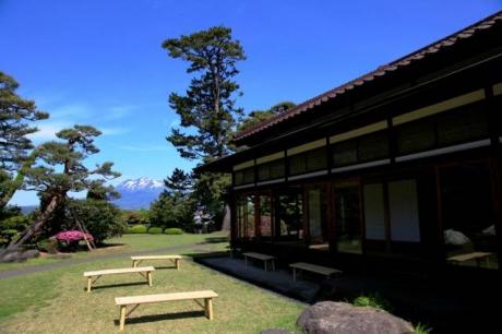 藤田記念庭園からの岩木山