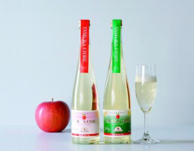 タムラファームの完熟りんごを100％使用したスパークリングアップルワインです。